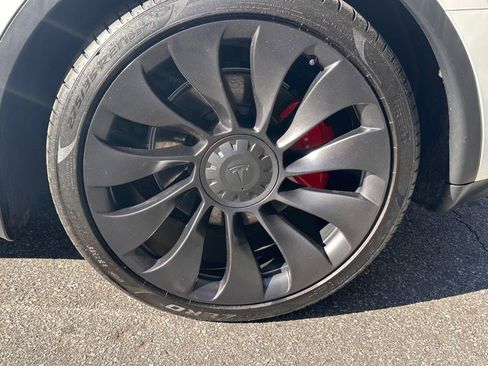 Used 2022 Tesla Model Y Performance image 18