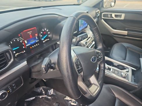 Used 2022 Ford Explorer XLT w/ Equipment Group 202A AWD/4WD image 10