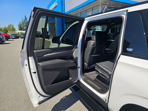 Used 2025 Cadillac Escalade ESV Sport Platinum w/ LPO, ONYX Package AWD/4WD image 16
