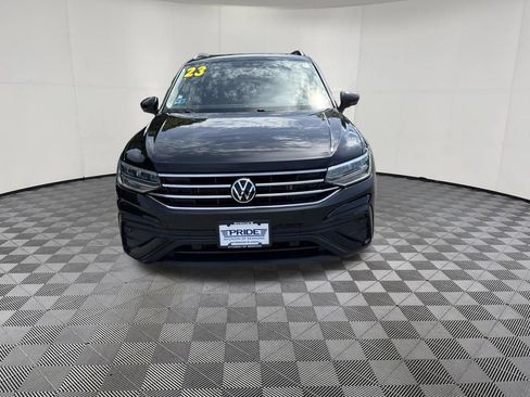 Used 2023 Volkswagen Tiguan SE w/ Panoramic Sunroof Package FWD image 2