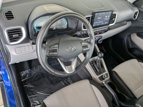 Used 2025 Hyundai Venue SEL FWD image 13
