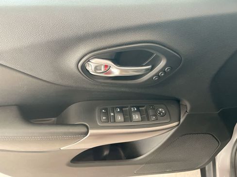 Used 2019 Jeep Cherokee Limited image 13