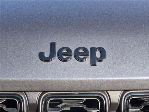 Used 2024 Jeep Grand Cherokee Altitude AWD/4WD image 9