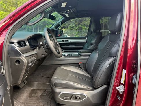 Used 2023 Jeep Wagoneer Series II w/ Convenience Group I AWD/4WD image 11