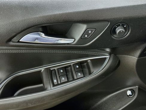 Used 2018 Chevrolet Cruze Premier w/ Enhanced Convenience Package FWD image 19