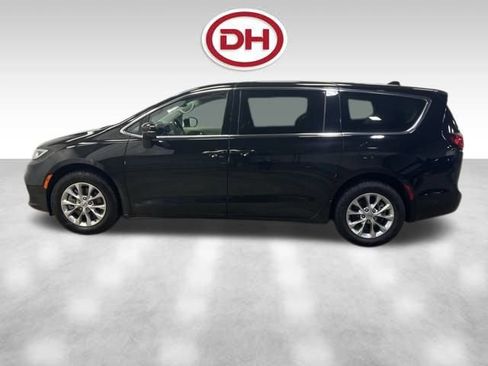 Used 2024 Chrysler Pacifica Touring-L image 8