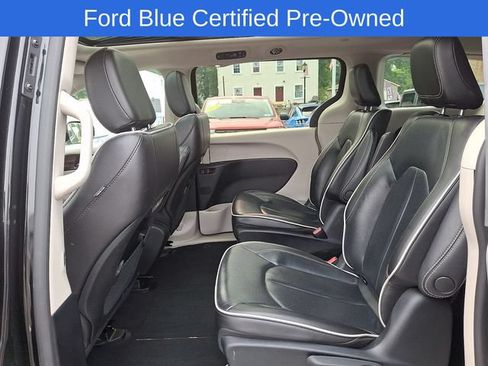 Used 2023 Chrysler Pacifica Limited FWD image 12