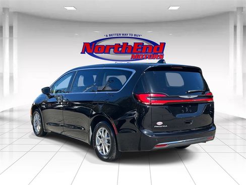 Used 2024 Chrysler Pacifica Touring-L image 5