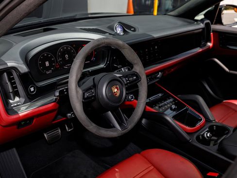 Used 2025 Porsche Cayenne GTS AWD/4WD image 36
