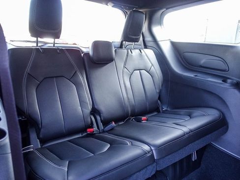 New 2026 Chrysler Pacifica Select image 32