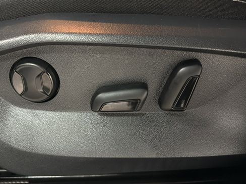 Certified 2025 Volkswagen Taos SE image 17