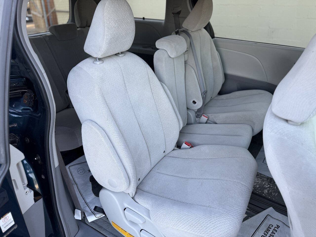 Used 2011 Toyota Sienna LE w/ Towing Pkg FWD image 19