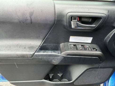 Used 2018 Toyota Tacoma TRD Off-Road image 15