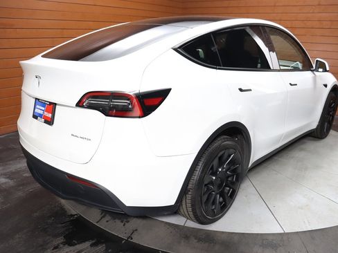 Used 2022 Tesla Model Y Long Range image 30