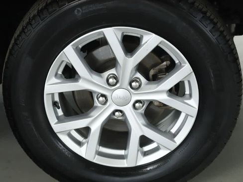 Used 2023 Jeep Grand Cherokee Limited w/ Luxury Tech Group II image 40