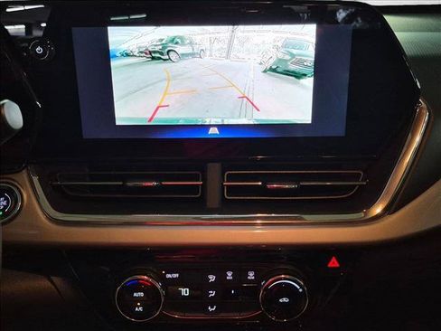 Used 2025 Chevrolet Trax LT FWD image 19