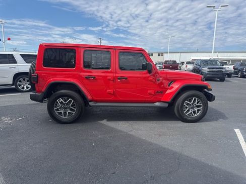 Used 2025 Jeep Wrangler Sahara AWD/4WD image 4