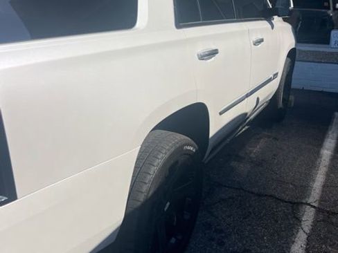 Used 2018 Cadillac Escalade Platinum image 18