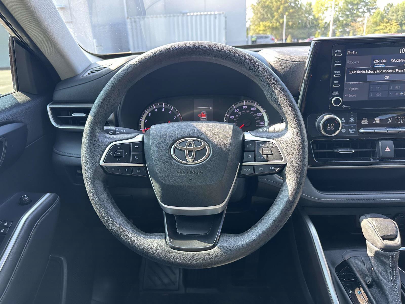Used 2022 Toyota Highlander L FWD image 11