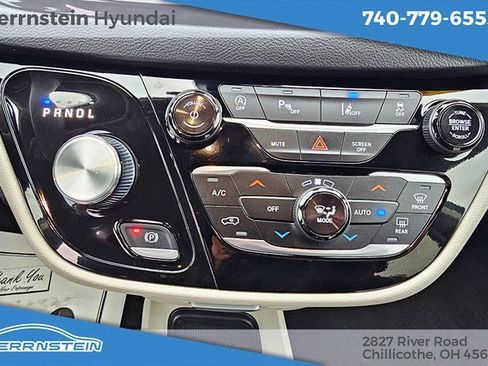 Used 2023 Chrysler Pacifica Touring-L image 9