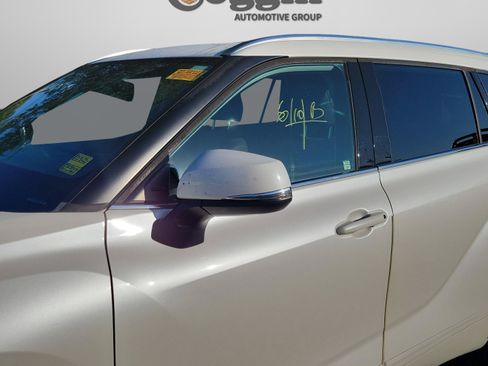 Used 2021 Toyota Highlander XLE AWD/4WD image 29