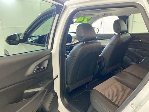 Used 2024 Chevrolet Trax LT w/ Sunroof Package FWD image 29