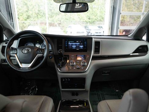 Used 2017 Toyota Sienna XLE Premium image 20