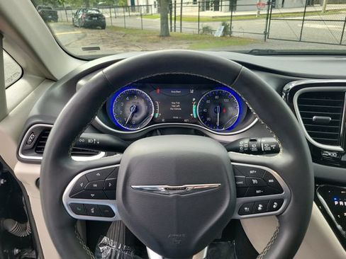 Used 2023 Chrysler Pacifica Touring-L FWD image 23