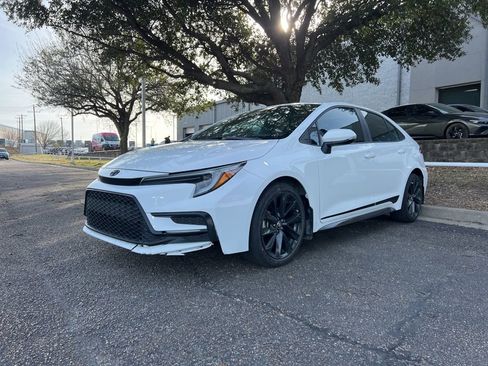 Used 2024 Toyota Corolla SE image 3