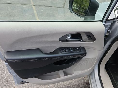 Used 2023 Chrysler Pacifica Touring-L FWD image 20