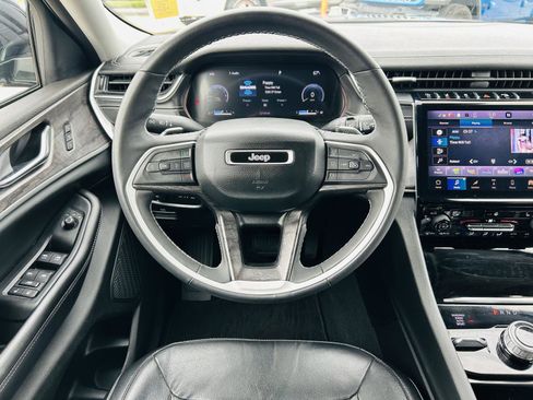 Used 2023 Jeep Grand Cherokee L Limited w/ Black Appearance Package image 18