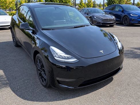 Used 2022 Tesla Model Y Long Range AWD/4WD image 3
