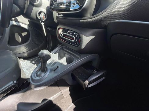 Used 2016 smart fortwo passion image 18
