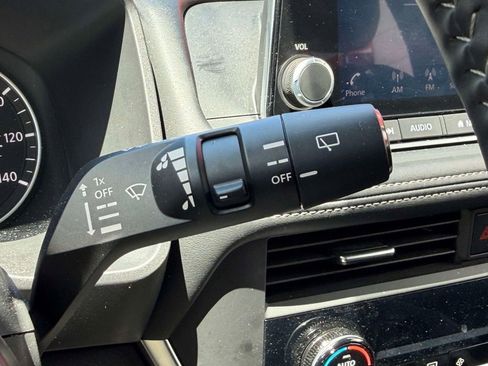 Used 2025 Nissan Rogue SV AWD/4WD image 33