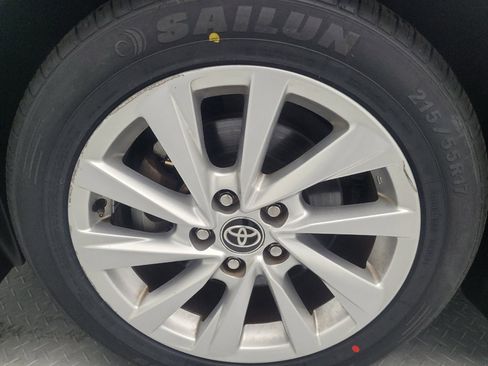 Used 2021 Toyota Camry LE image 31