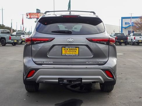 New 2026 Toyota Highlander Platinum image 8