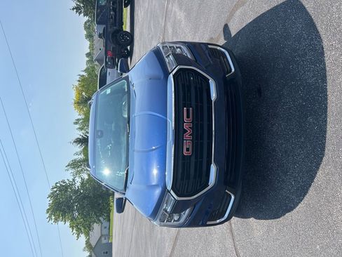 Used 2022 GMC Terrain SLE w/ Driver Convenience Package FWD image 2