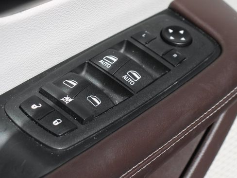 Used 2021 Chrysler Pacifica Touring w/ Uconnect Theater Family Group image 17