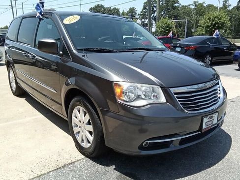 Used 2016 Chrysler Town & Country Touring image 5