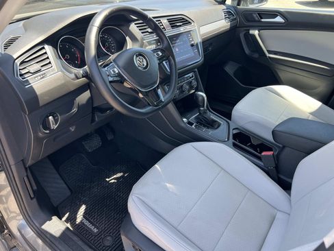 Used 2019 Volkswagen Tiguan SE w/ Panoramic Sunroof Package FWD image 5