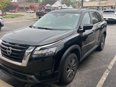 Certified 2025 Nissan Pathfinder SV FWD image 1