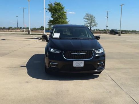 Used 2024 Chrysler Pacifica Touring-L image 3