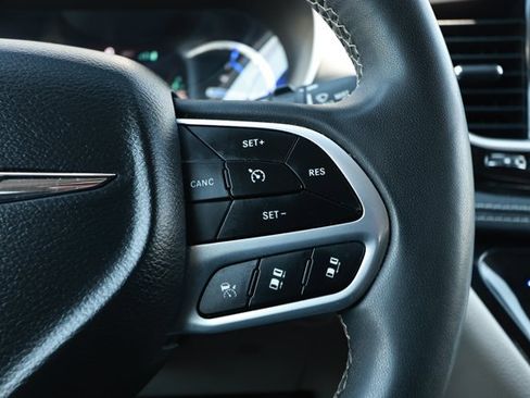 Used 2023 Chrysler Pacifica Touring-L FWD image 14