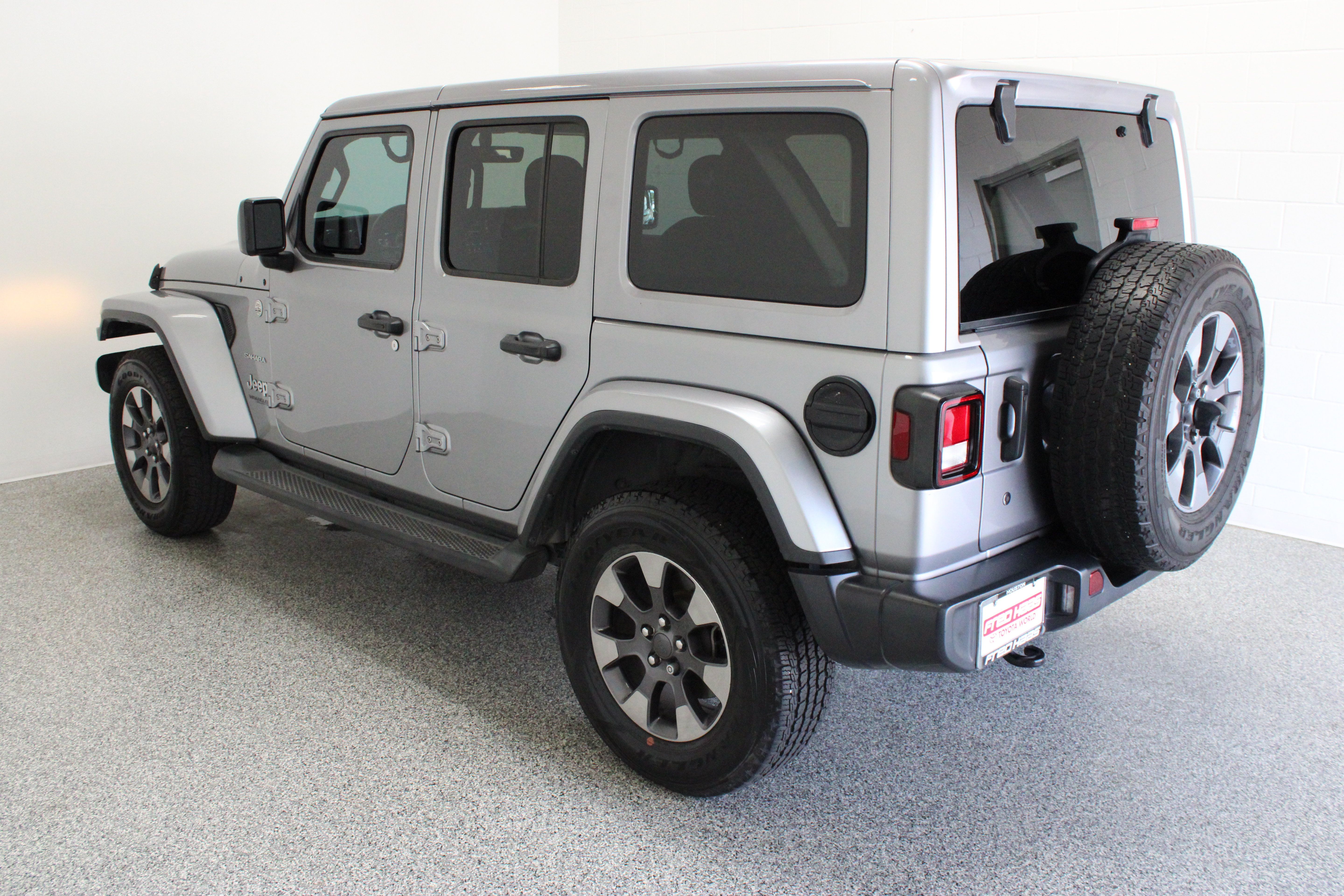 Used 2018 Jeep Wrangler Unlimited Sahara AWD/4WD image 9