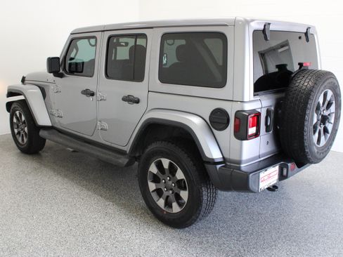 Used 2018 Jeep Wrangler Unlimited Sahara AWD/4WD image 9