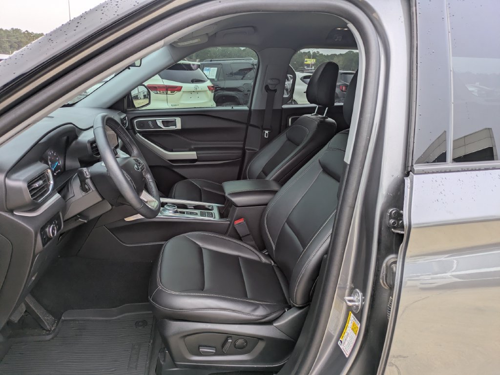 Used 2023 Ford Explorer XLT w/ Equipment Group 202A RWD image 4