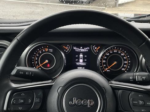 Used 2023 Jeep Gladiator Sport image 15