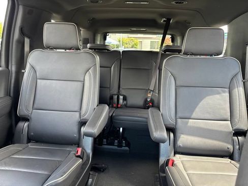 Used 2025 Chevrolet Suburban Premier AWD/4WD image 31