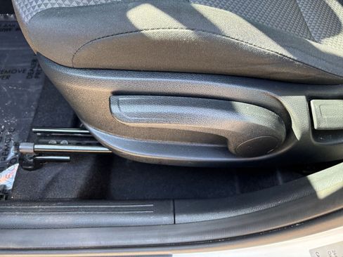 Used 2025 Kia Soul LX w/ LX Technology Package FWD image 22