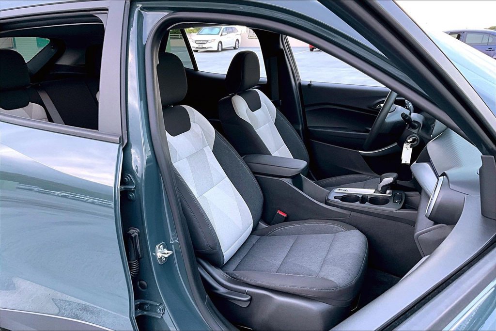 Used 2025 Chevrolet Trax LS w/ LS Convenience Package FWD image 7